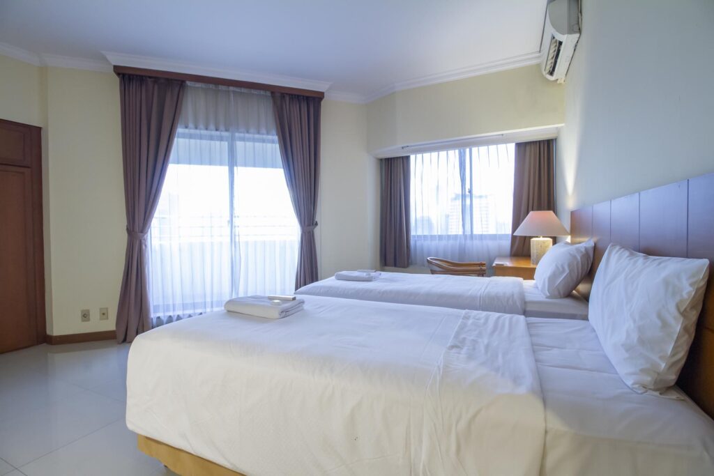 2 single beds and 2 windows in apartment of the sultan hotel
