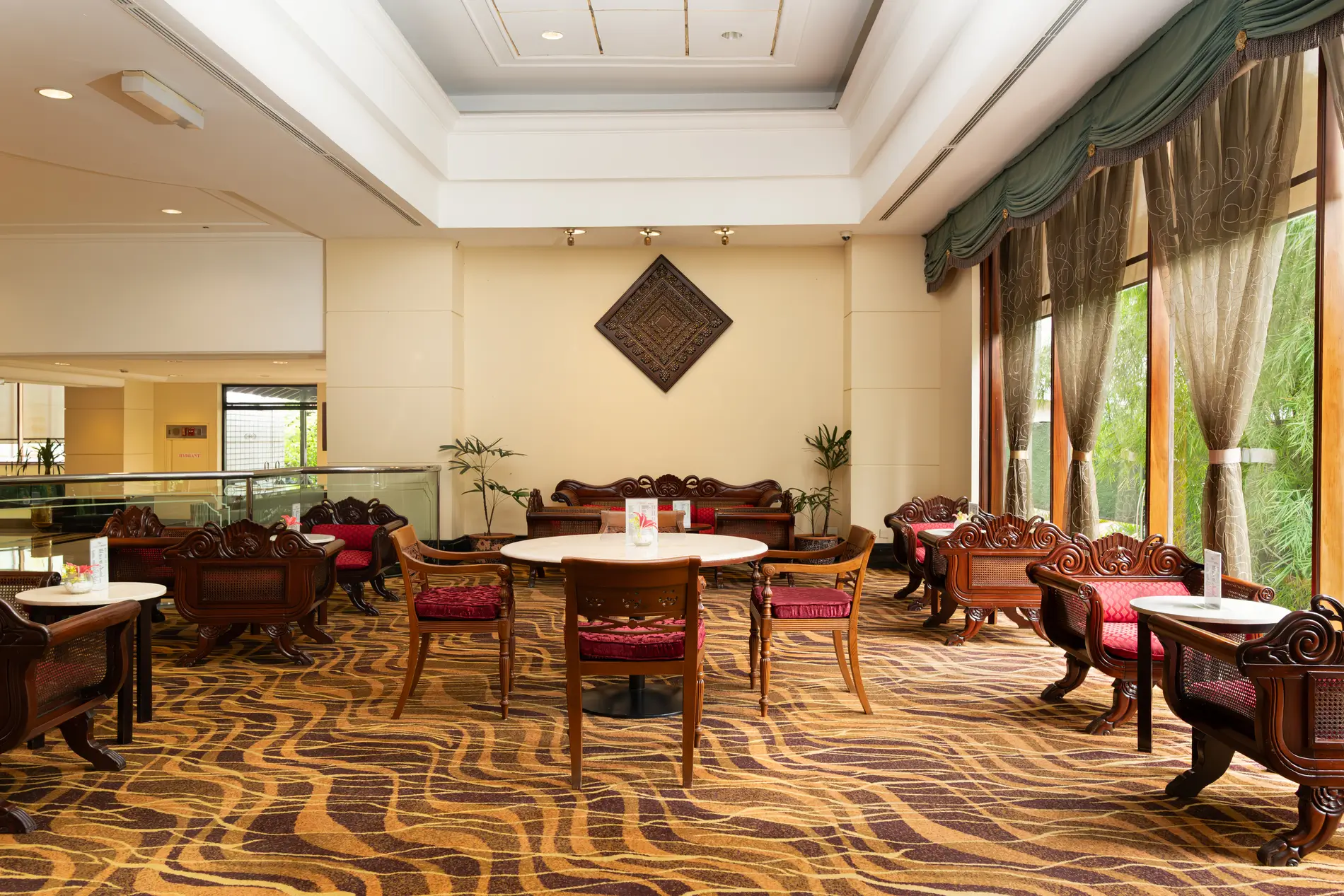 Restoran Lagoon Lounge menampilkan karpet coklat yang kaya, kursi dan meja makan dari kayu yang tertata rapih